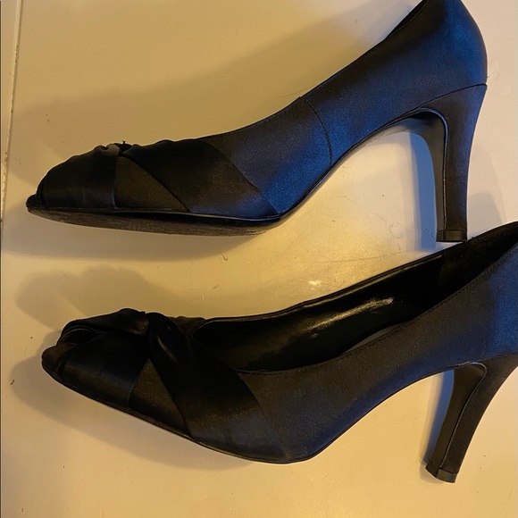 Satin Black Women’s Heels. Size 8. - Picture 3 of 6